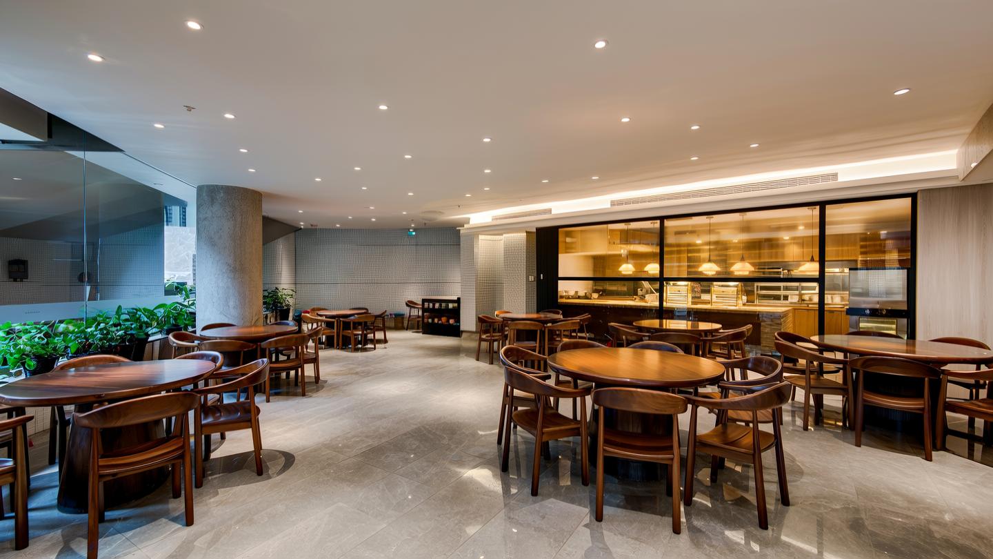 中式连锁餐厅门店内景，木质餐台与明档厨房暖光，AI 实时核算每家店的账